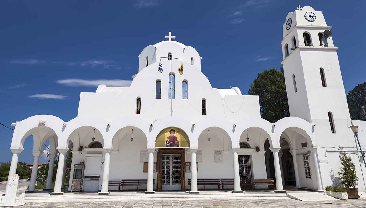 Pararemos en la bonita población a la orilla del mar